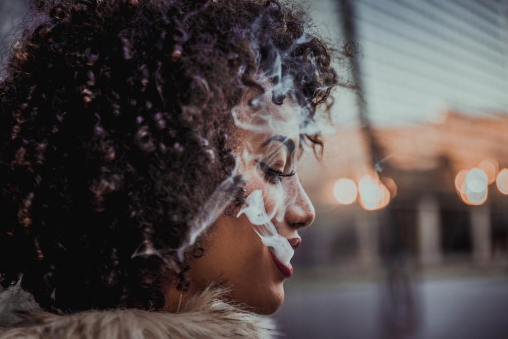 Ist CBD rauchen legal? Frau raucht genüsslich legales CBD.